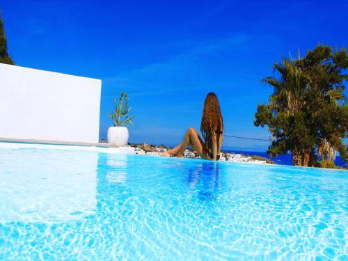 Kamari Resort | 170 m² Resort ∙ 4 bedrooms ∙ 11 guests