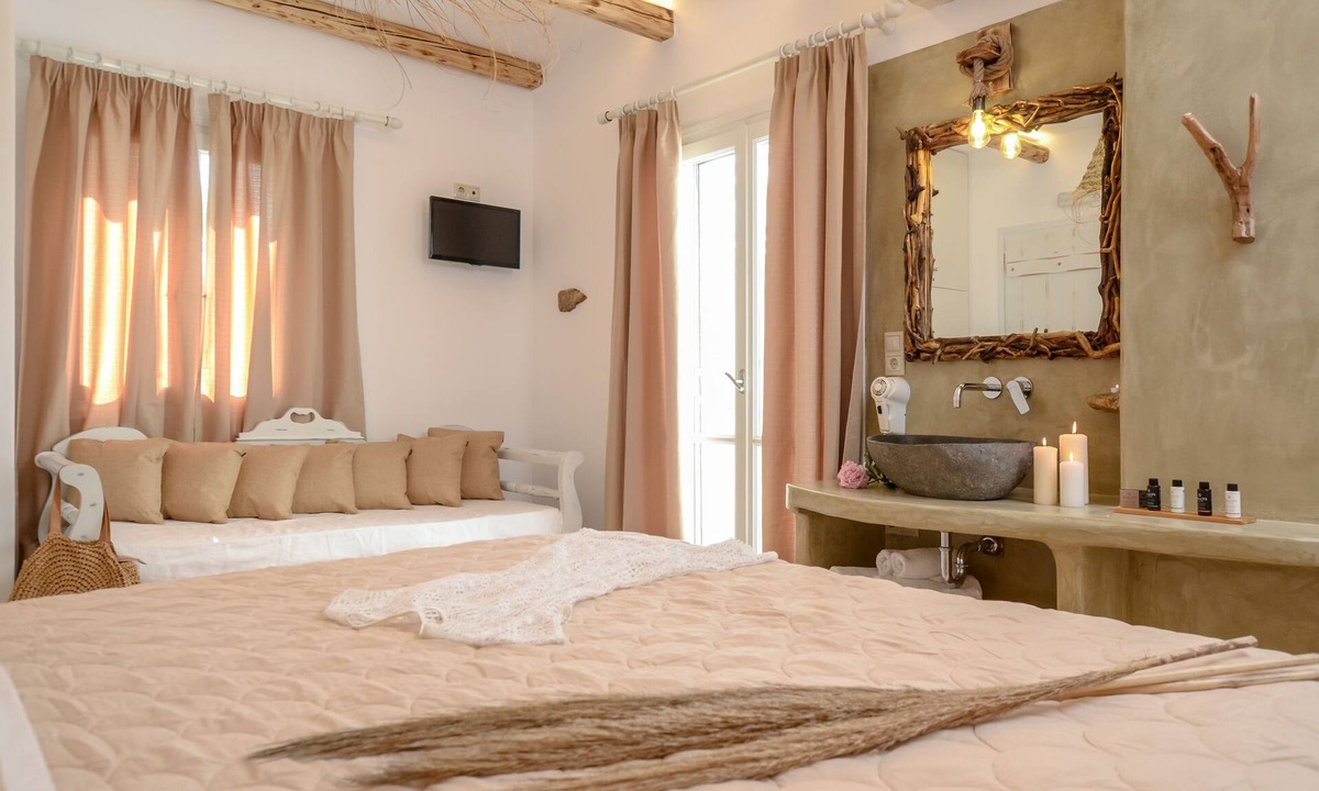Plaka Bed & Breakfast | 2 BEDROOM GARDEN & SEA VIEW APARTMENT | GLARONISSI BEACH
