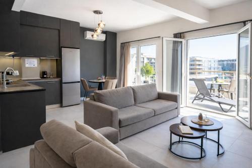 Vardaris Apartment | 8th-Floor Modern Apartment - 1 Min to Metro - Large balcony