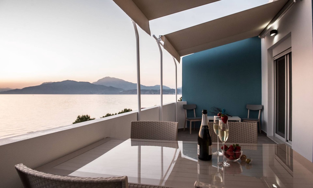 Neo Kalamaki Apartment | Andriana'. The emerald of the south.