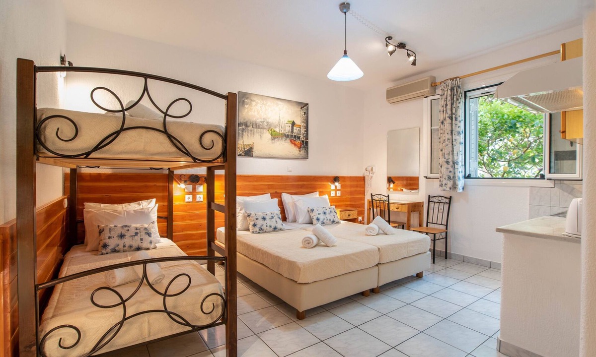 Parikia Apartment | Apartment (3-4 Adults) Near center, Size: 28 met, Semi-basement