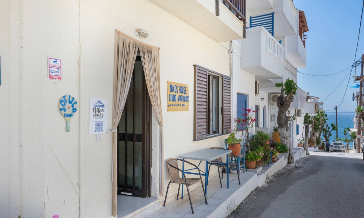 Myrtos Apartment | Apartment 'Classic Corner No 2' with Wi-Fi and Air Conditioning