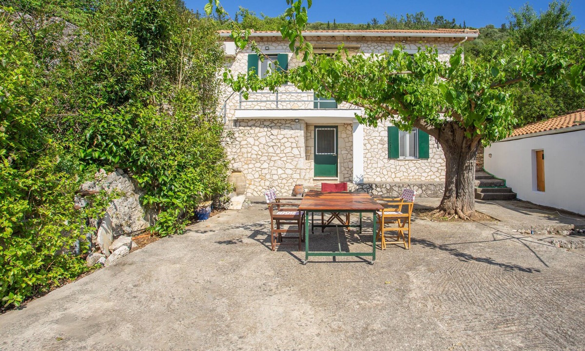 Marantochori Apartment | Apartment 'Zoe' with Mountain View, Wi-Fi and Air Conditioning