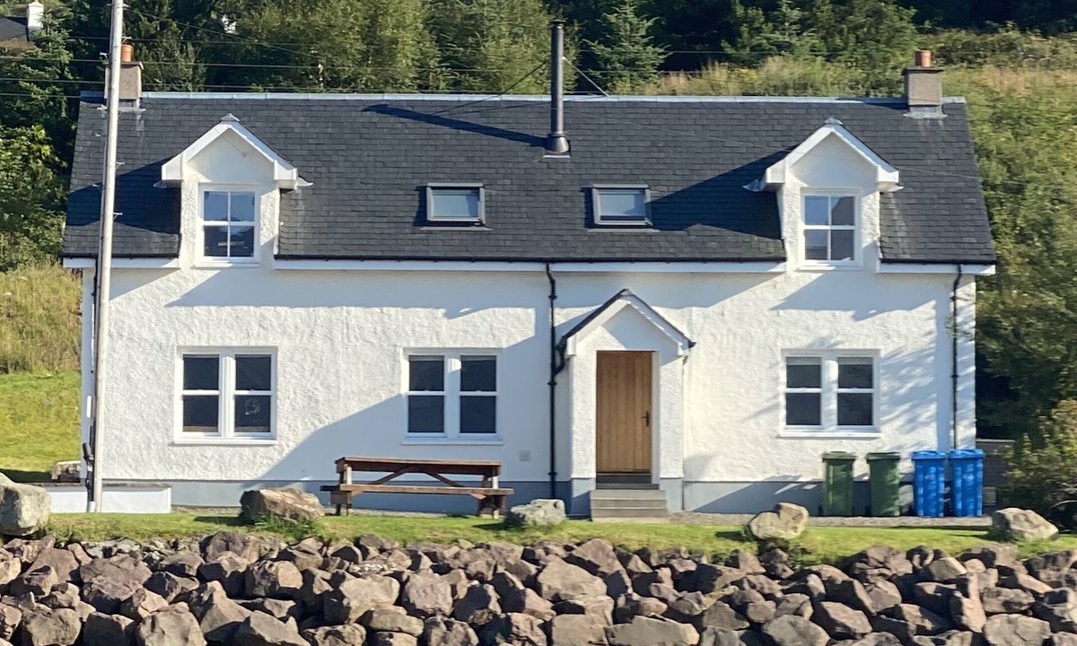 Strathcarron House | Beautiful House in Scottish Highlands with mountains and sea view