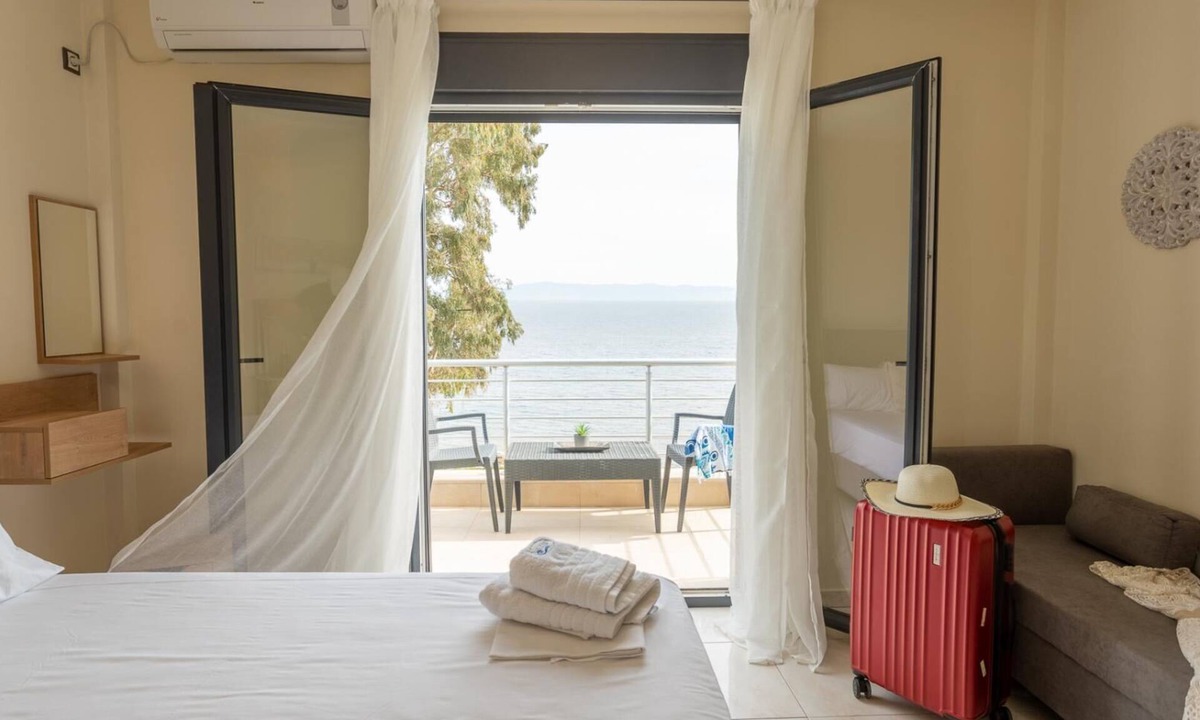 Plomari Villa | BlueWaves hotel has 5 privete villas, studios & apartments in frond of the see.