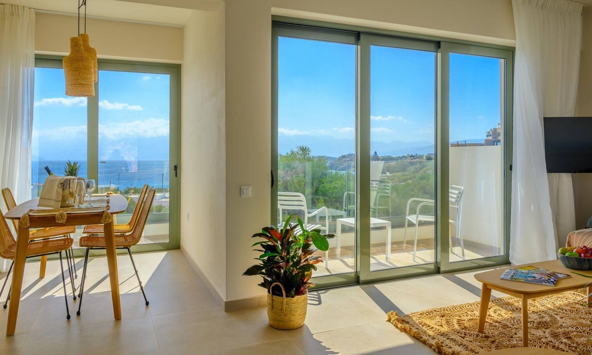 Agios Nikolaos House | Branch Suite w Shared Pool by Roots Suites
