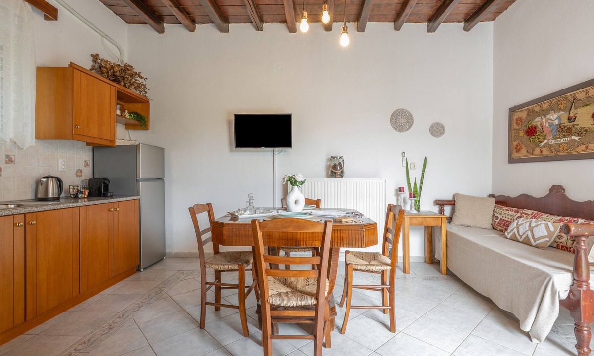 Pefki Apartment | Casa Mouliana Apartment with Mountain View, Wi-Fi and Air Conditioning