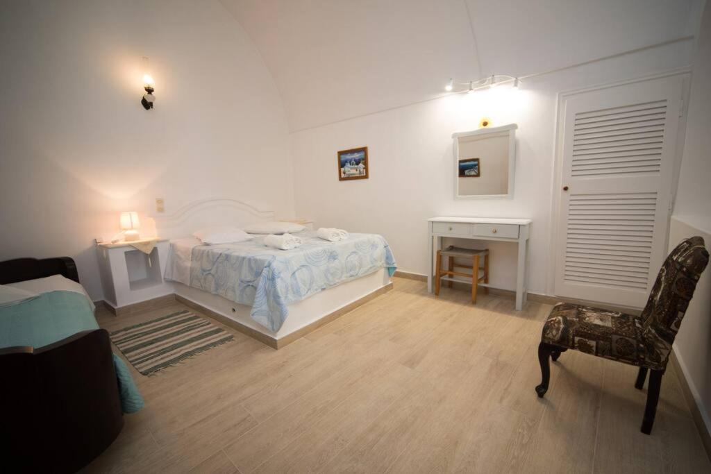 Fira Apartment | Cave House by Hotel Thira