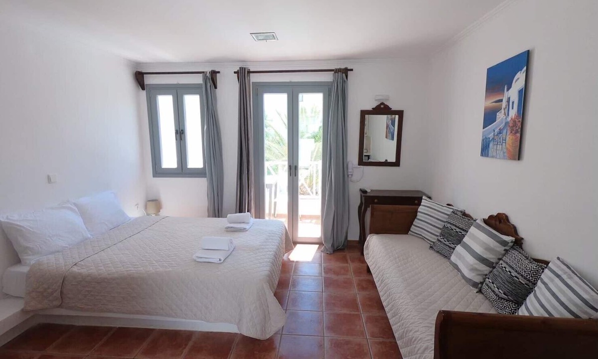Perissa Apartment | Deluxe 6 persons Maisonette 30 meters from Perissa Beach