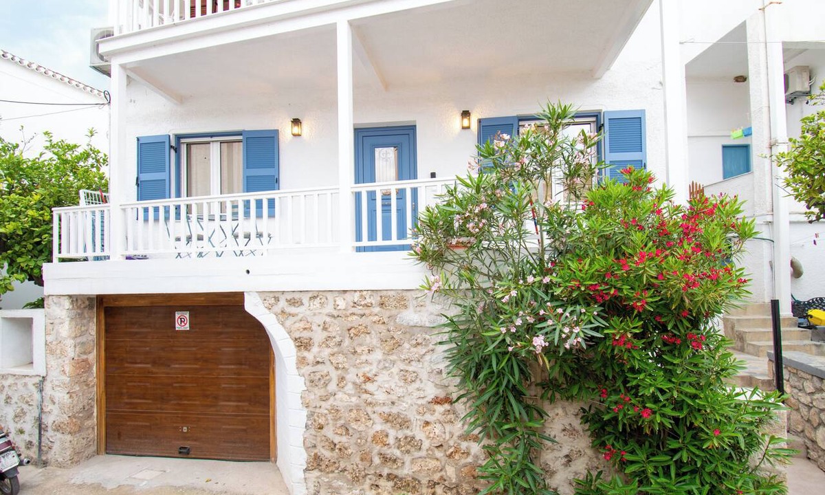 Spetses Apartment | Fourospito - Cozy apartment in the heart of old harbour.