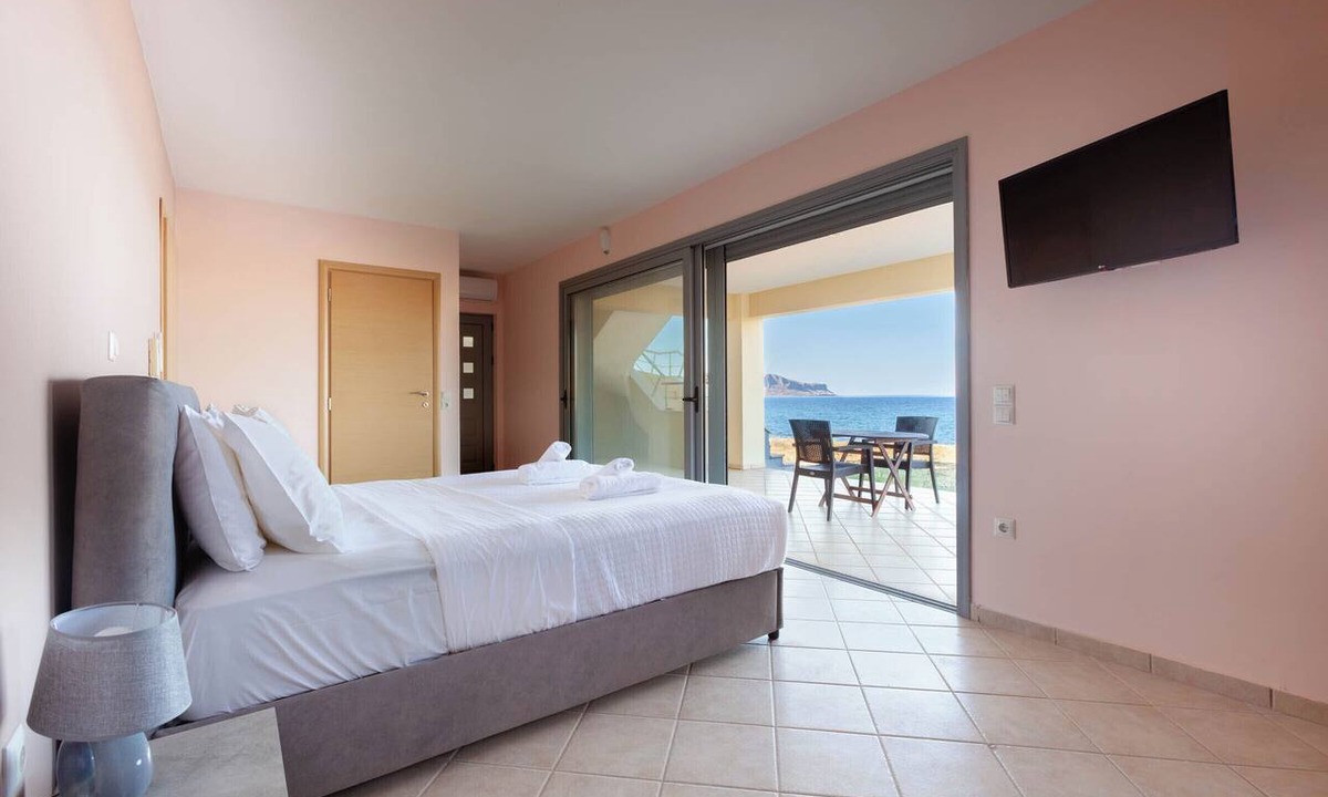 Trochalia Apartment | Ground floor beachfront studio/apartment