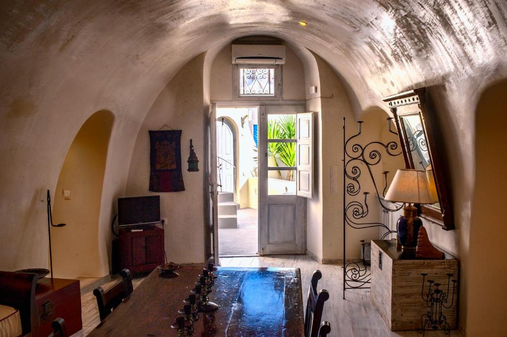 Finikia Apartment | Heliophos Boutique Caves