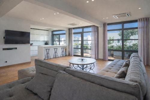 Psirri Apartment | Hidesign Athens Art Loft Penthouse Acropolis View