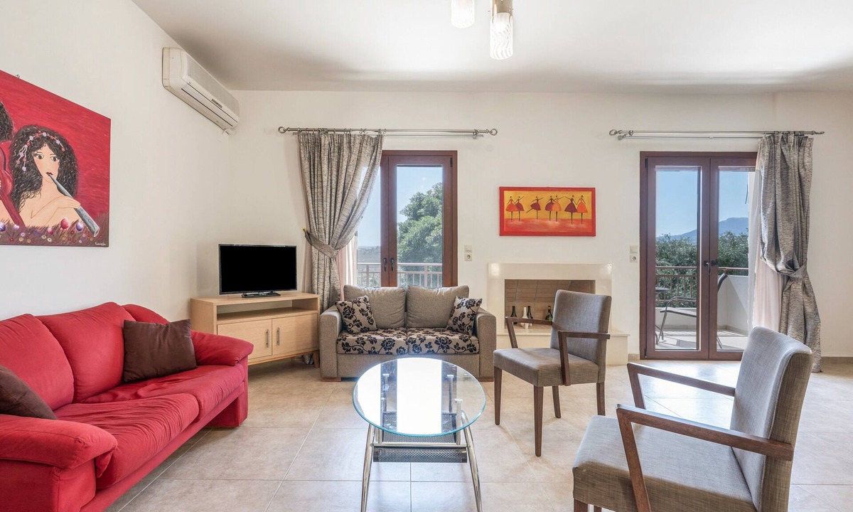 Heraklion House | Holiday Home 'Ariadni's Maisonette' with Mountain View, Wi-Fi and Air Conditioning