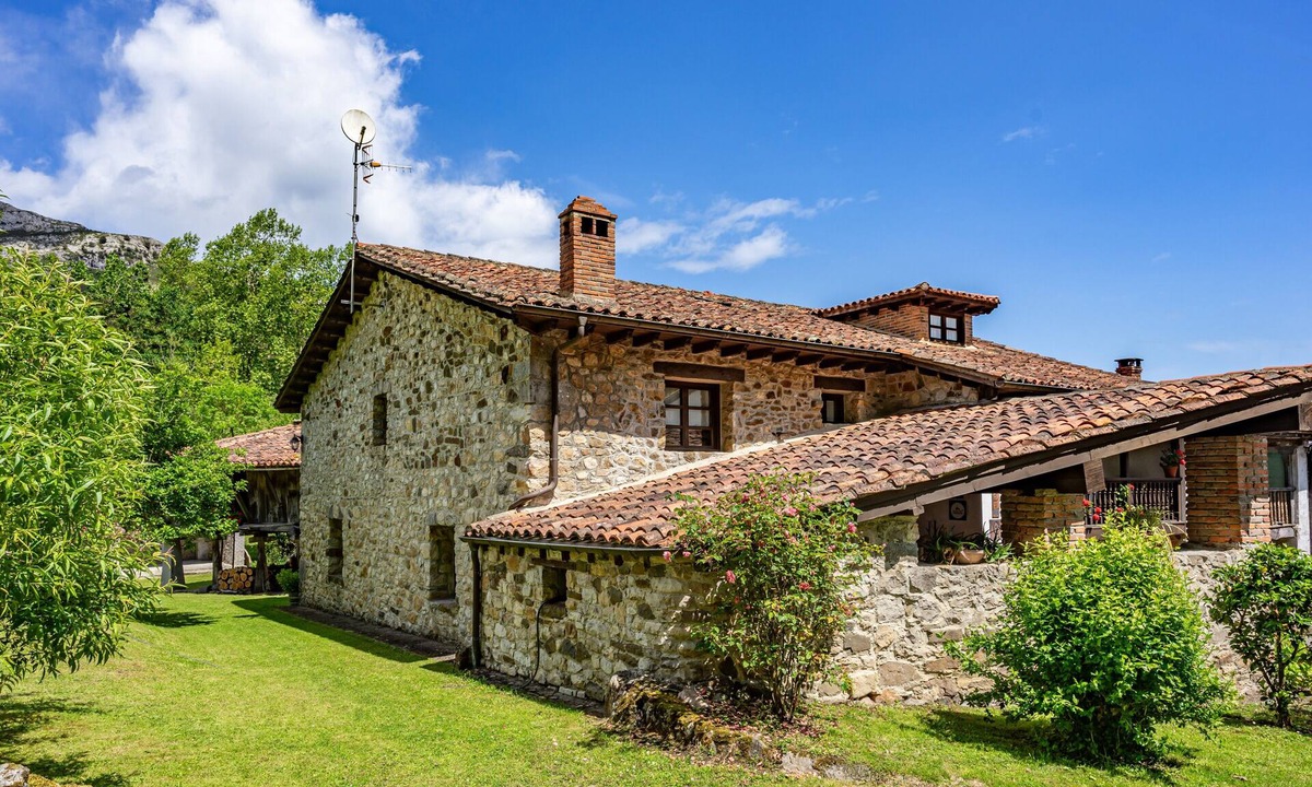 Puente Nuevo House | Holiday Home 'Casa De Aldea La Venta Los Probes' with Mountain Views, Terrace & Wi-Fi