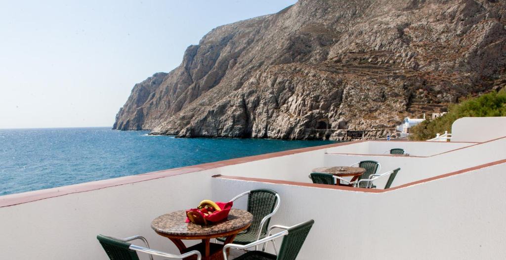 Kamari Hotel | Irini's Rooms Fteoura