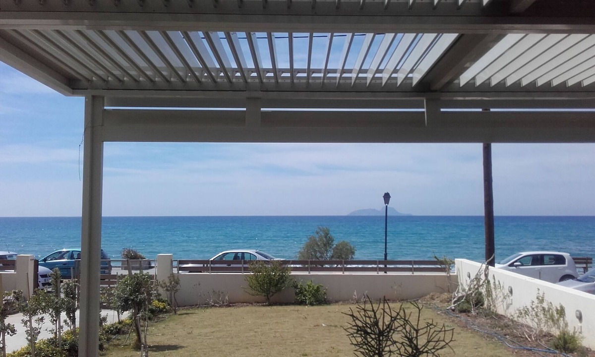 Kokinos Pirgos Apartment | Iris Suite | Beachfront Getaway