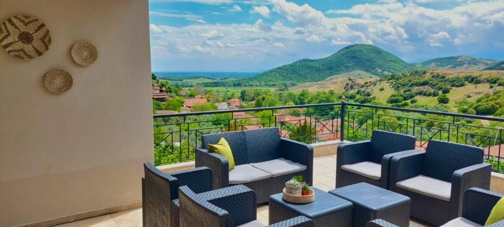 Vitoumas Apartment | "LaGo Village House" Family & Group Retreat near Meteora