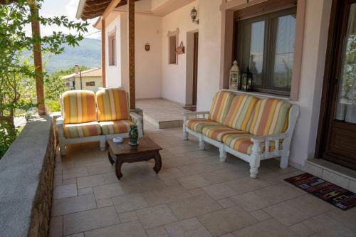 Kalambaka Villa | Magnolia Home - Rock View