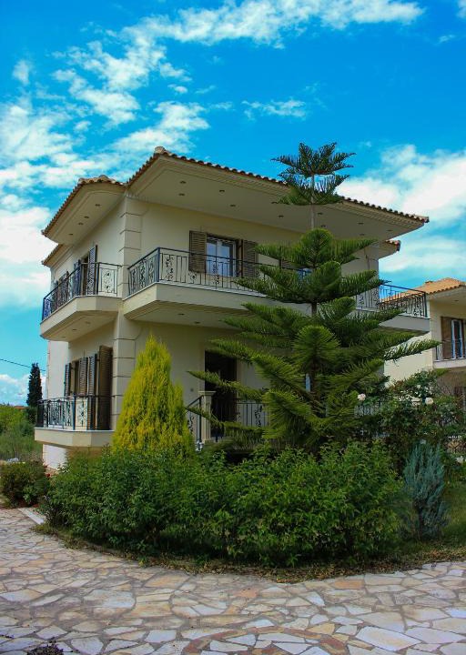 Diakofto House | Maison fleurs