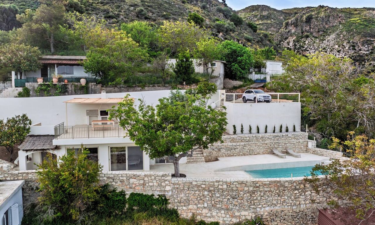 Monopari House | Nogal, a retreat made for you to relax in the cool breeze of the island.
