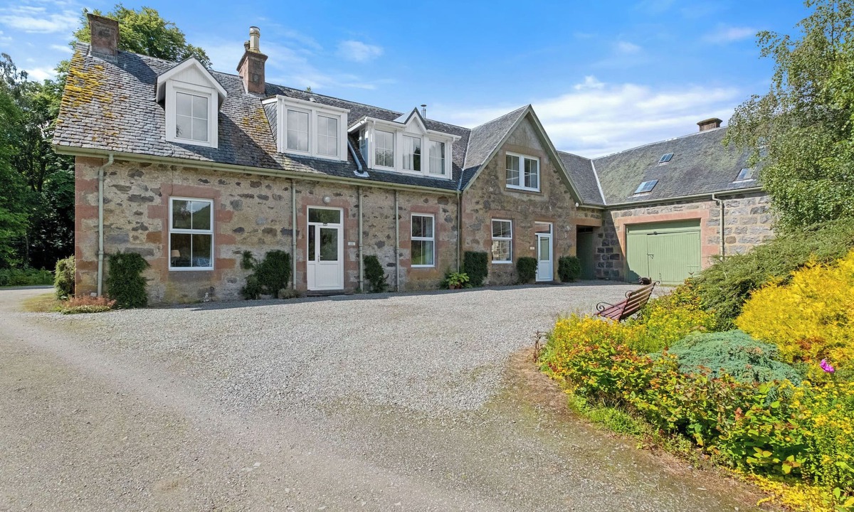 Glen Urquhart Apartment | Old Stable & Dairy Combi by Interhome