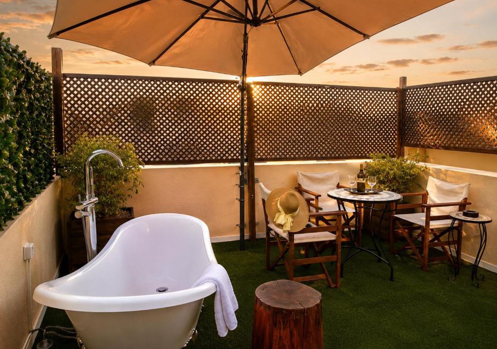 Old Town Rethymnon House | Old Town Rhapsody, Cosy 2-Floor Home with Rooftop Bathtub, BBQ & Lounge Under Sun Umbrellas