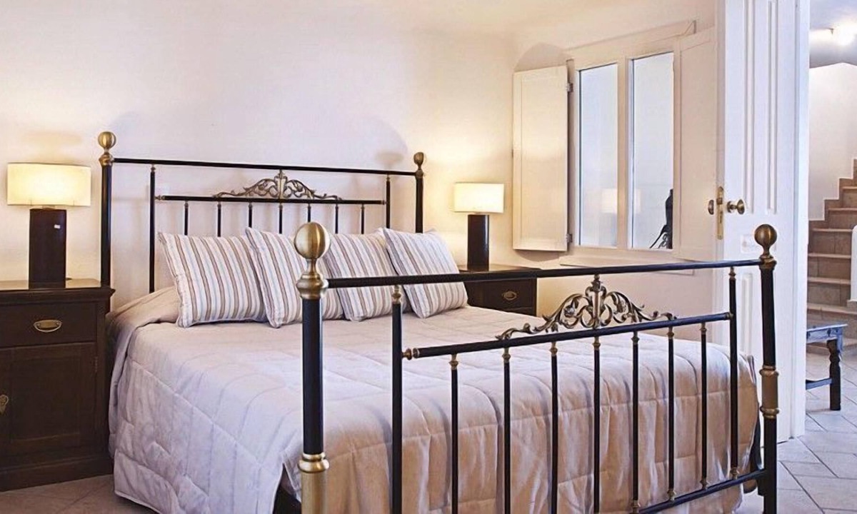 Firostefani Villa | R 1160 Hydrus Villa (Maisonette Style) With Break Fast, External Jacuzzi & Lounge