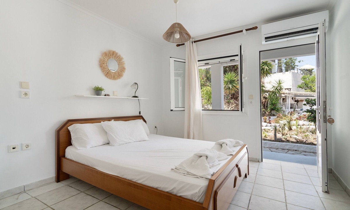 Episkopos Apartment | Room 'Ground Floor' with Sea View, Shared Pool and Wi-Fi