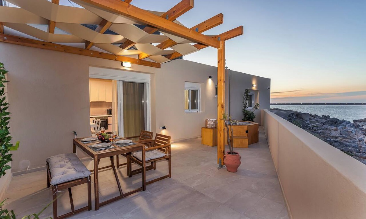 Nea Alikarnassos Apartment | Sea Whisper Seafront Home with Hot Tub, by Estia