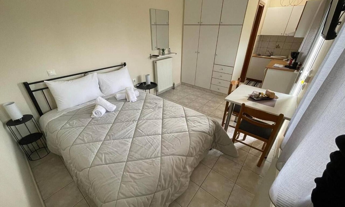 Mesolongi Apartment | Studio Apartment 'Flo's 1' with Shared Garden, Wi-Fi and Air Conditioning