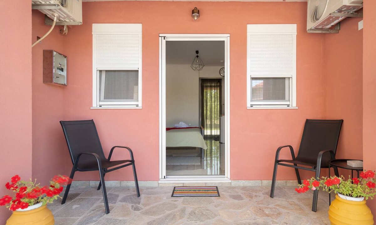 Mesolongi Apartment | Studio Apartment 'Flo's 8' with Shared Garden, Wi-Fi and Air Conditioning