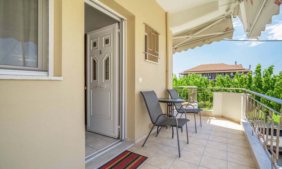 Mesolongi Apartment | Studio Apartment 'Flo's 3' with Shared Garden, Wi-Fi and Air Conditioning