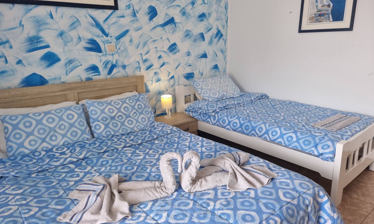 Perissa Hotel | STUDIOS 3 PEOPLE