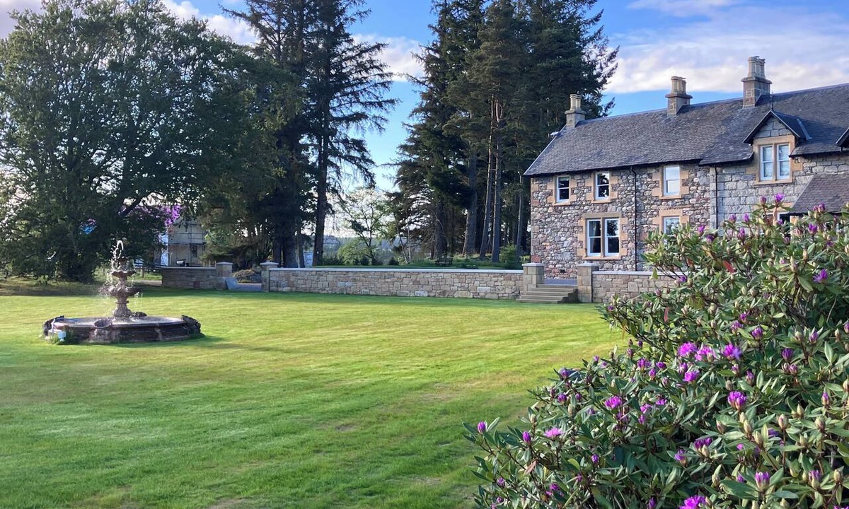Farr House | Stunning Victorian 3 bedroomed house with private Fountain Garden near Inverness