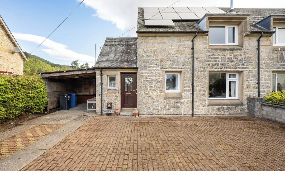 Cannich House | Stunning villa for 4 people with WIFI, TV and patio