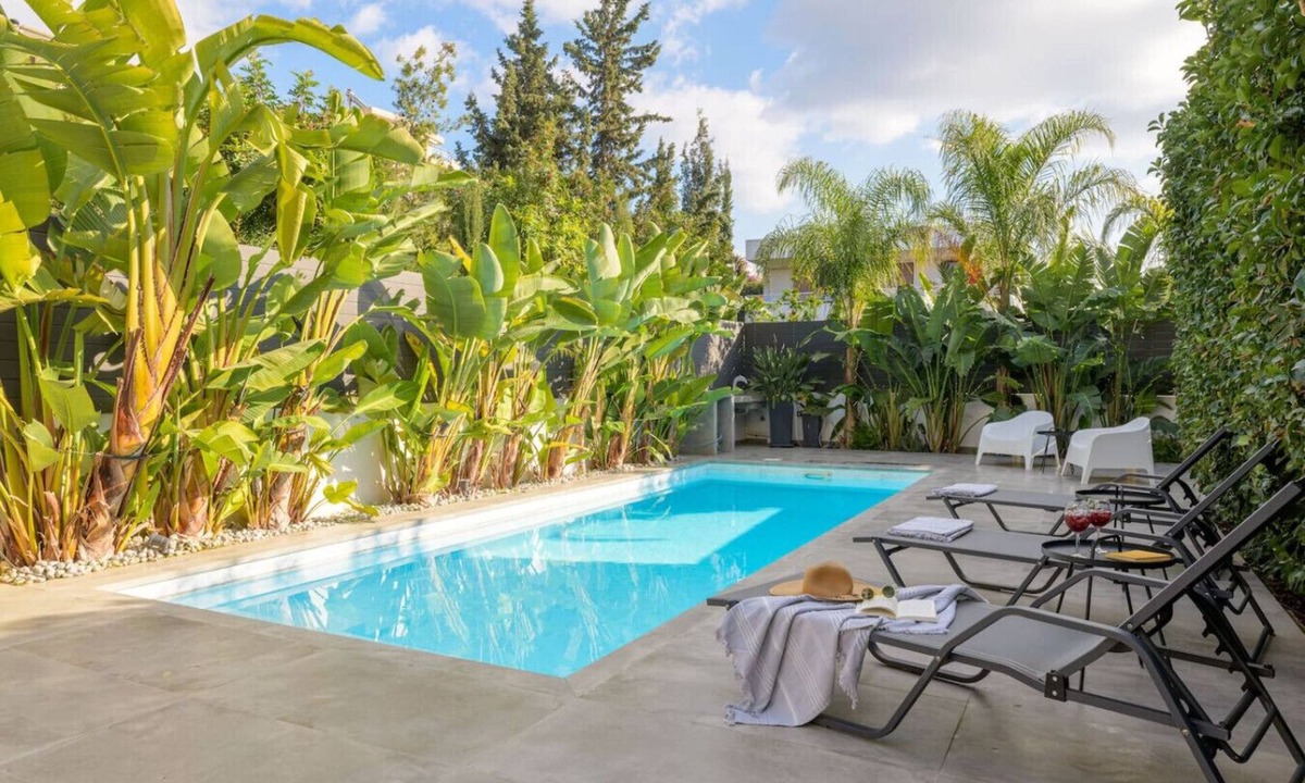 Voula Apartment | Stylish Voula Apt close to Beach with pool -Cielo