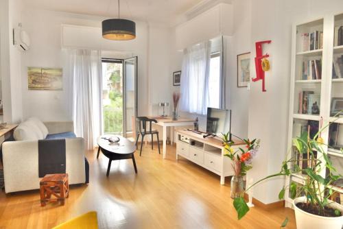 Filopappou Apartment | Sunny 70sqm Apt near Acropolis & Local Cafés