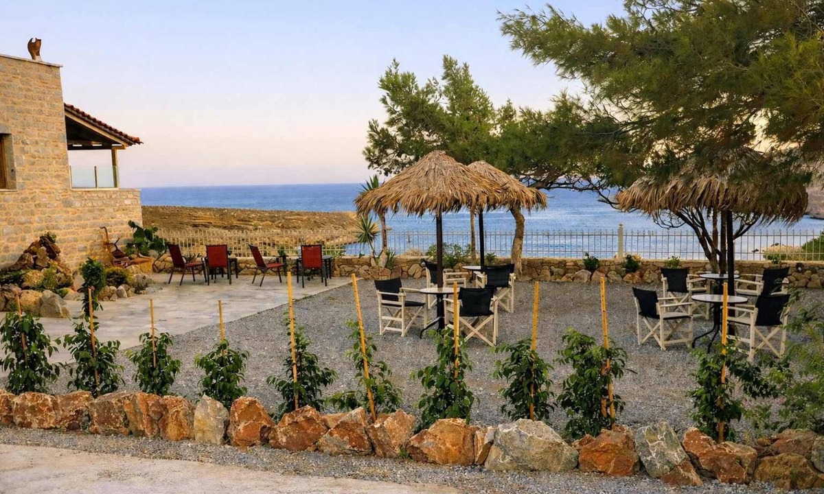 Omales Condo | Tainaros Rooms - Beachfront Cozy Getaway