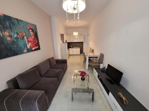 Vardaris Apartment | The 44 Hideaway by GOLDENLAND