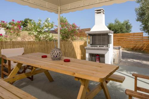 Kalpaki Apartment | Tumeremos Holiday Apartment 3BR Private BBQ Garden
