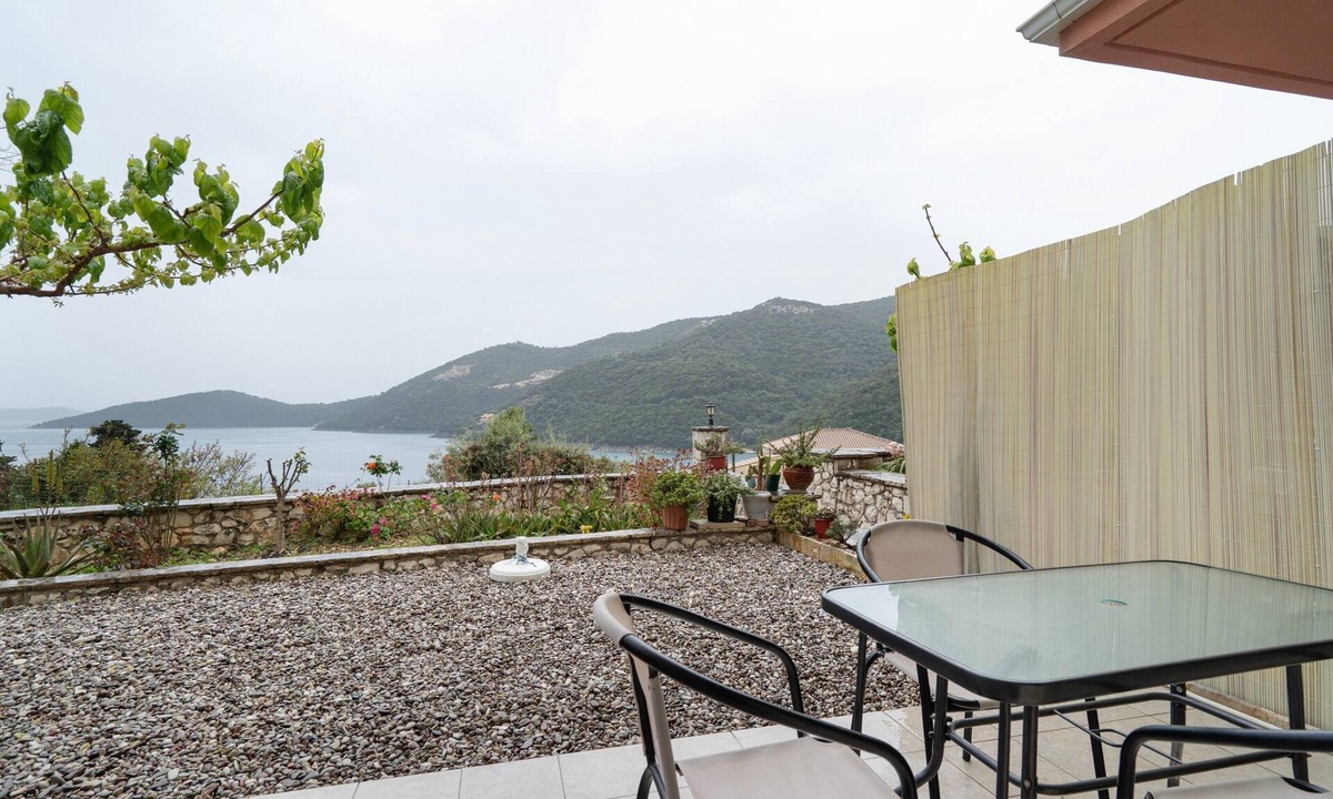 Mikros Gialos Apartment | Vardia Room Apartment with Sea View, Wi-Fi and Air Conditioning