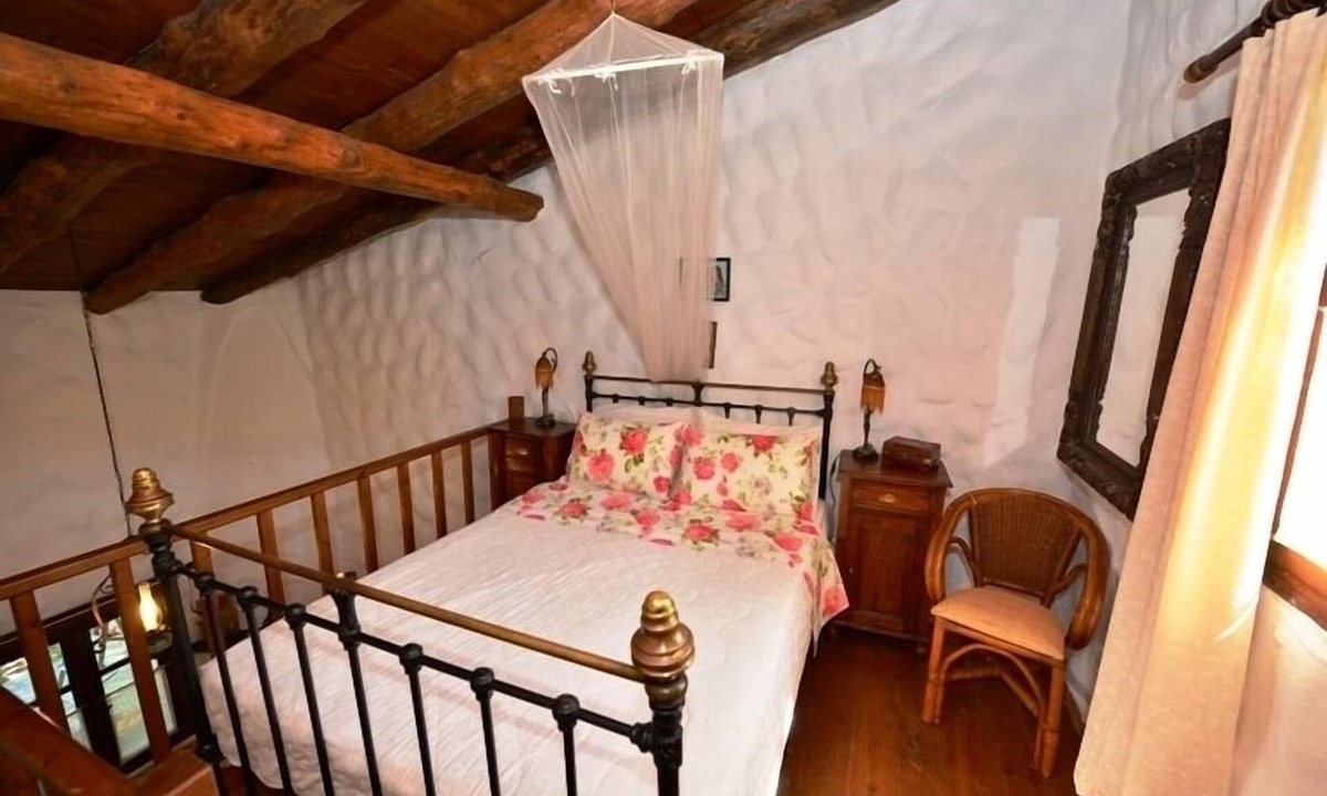 Sarkhos Hotel | Viglatoras