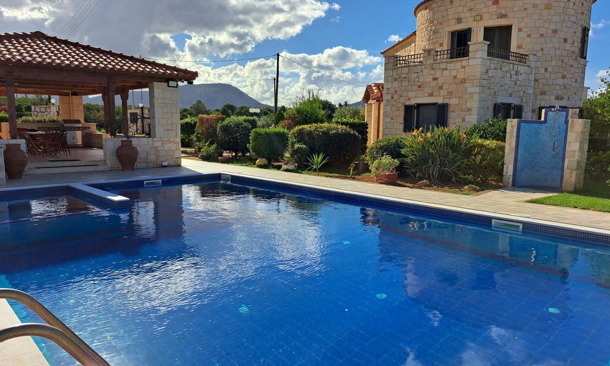 Skotino House | Villa with private pool and sweeping views of the sea near Chersonissos.