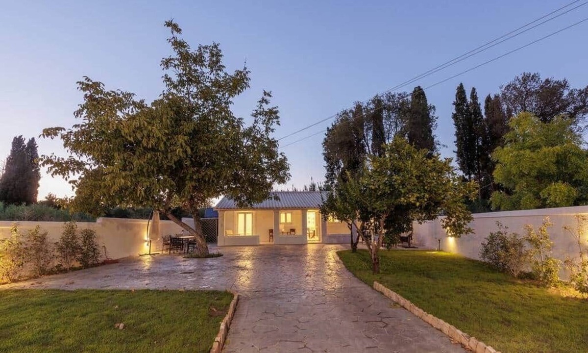 Alepou House | Walnut House- Private garden