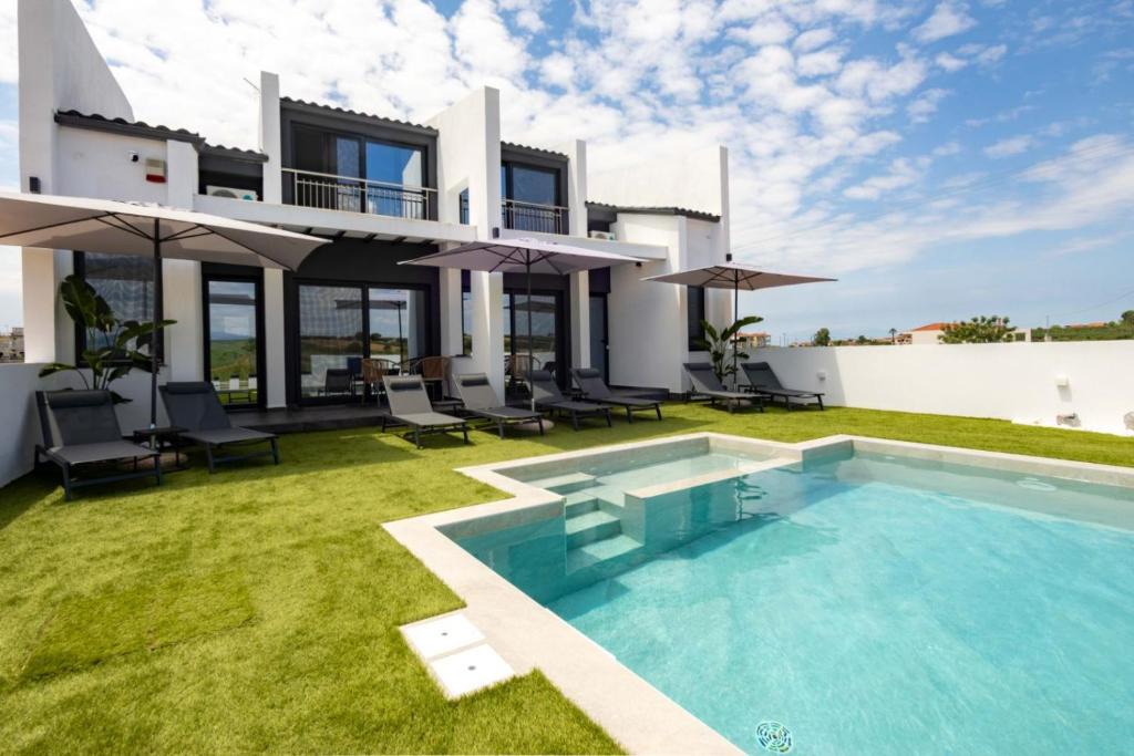 Paralia Dionysiou House | White Pampas Tiny houses