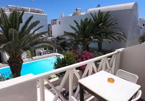 Deluxe 6 persons Maisonette 30 meters from Perissa Beach