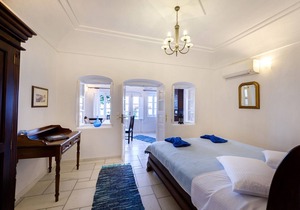 Deluxe Santorini Villa | Villa Romantic.