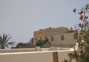 Peaceful studio with views and just walking distance from Thira town.