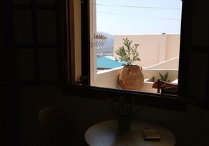 Peaceful studio with views and just walking distance from Thira town.